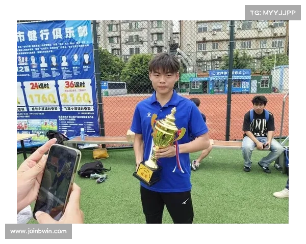 深圳杯球员暴雨中奋力推排水车 确保赛场无积水继续比赛